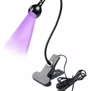 Lámpara UV LED negra con cuello flexible y clip de sujeción, emitiendo luz morada, con cable USB para secado de uñas o resina.
